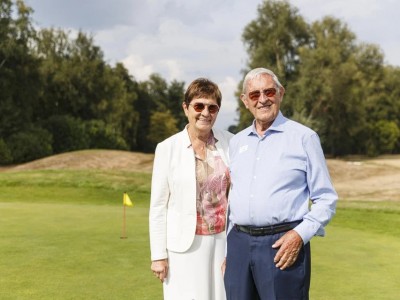 Rudolphe Van den Heuvel en Christine Wallyn op de golfcourt in Breendonk