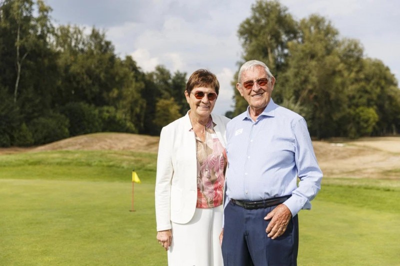 Rudolphe Van den Heuvel en Christine Wallyn op de golfcourt in Breendonk